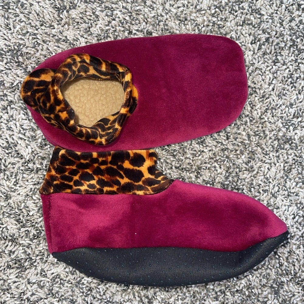 Womens slippers warm cozy slippers like socks approx size 7-8